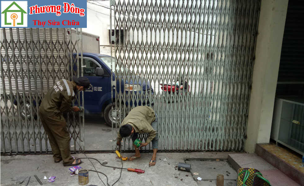 Thợ đang Sơn sửa cửa sắt quận 1