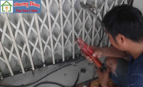 Thợ đang Sơn sửa cửa sắt quận 10