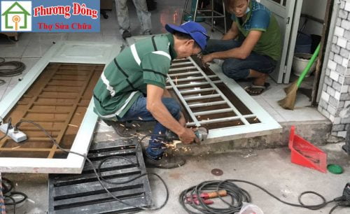 Thợ đang Sơn sửa cửa sắt quận 11