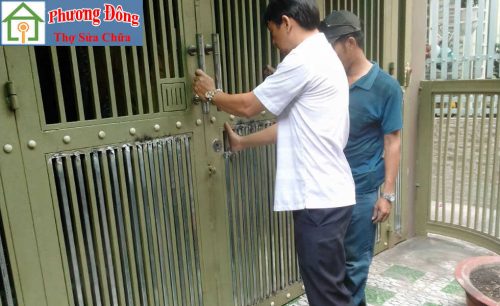 Thợ đang Sơn sửa cửa sắt quận 12