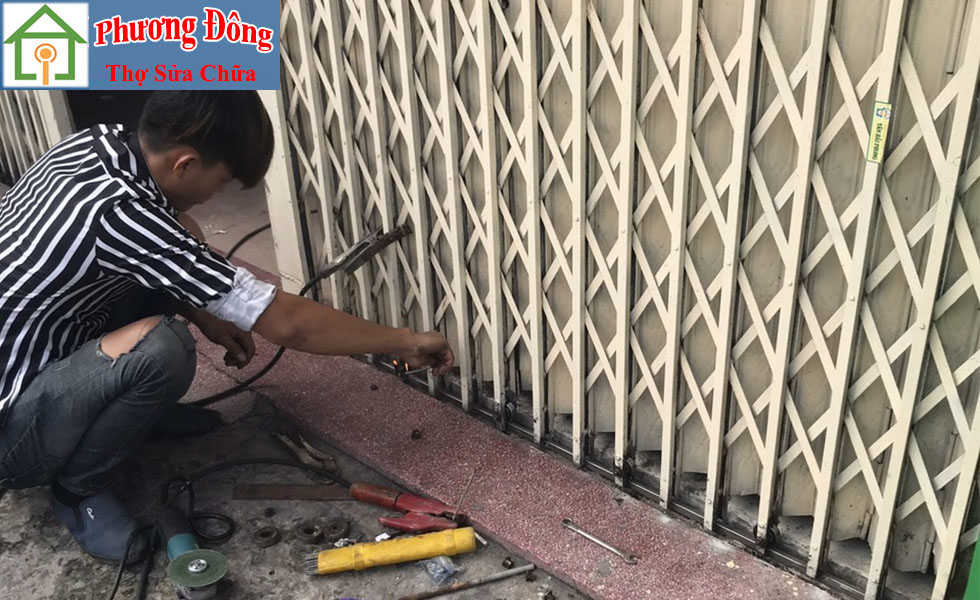 Thợ đang Sơn sửa cửa sắt quận 4