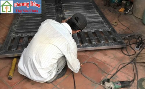 Thợ đang Sơn sửa cửa sắt quận 5