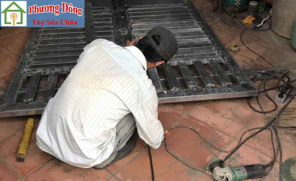 Thợ đang Sơn sửa cửa sắt quận 5