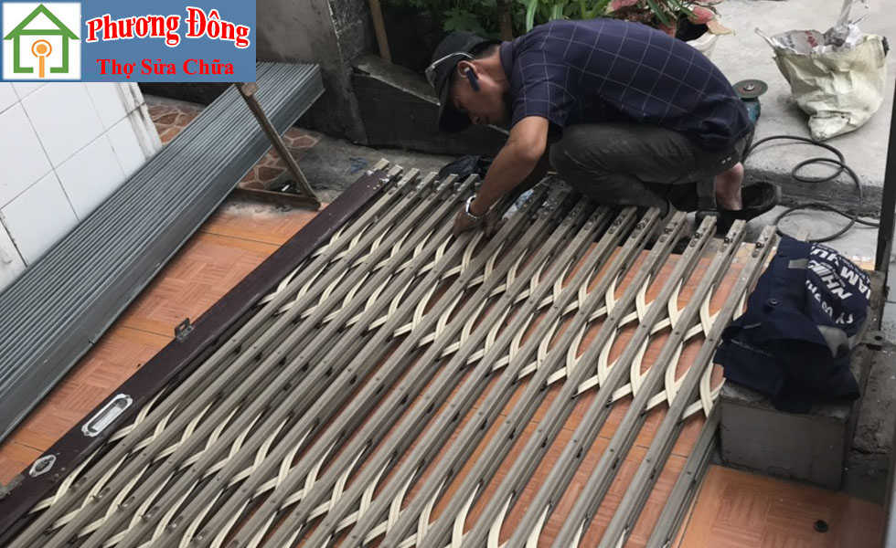 Thợ đang Sơn sửa cửa sắt quận 7