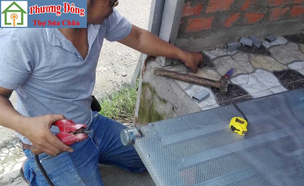 Thợ đang Sơn sửa cửa sắt quận 9
