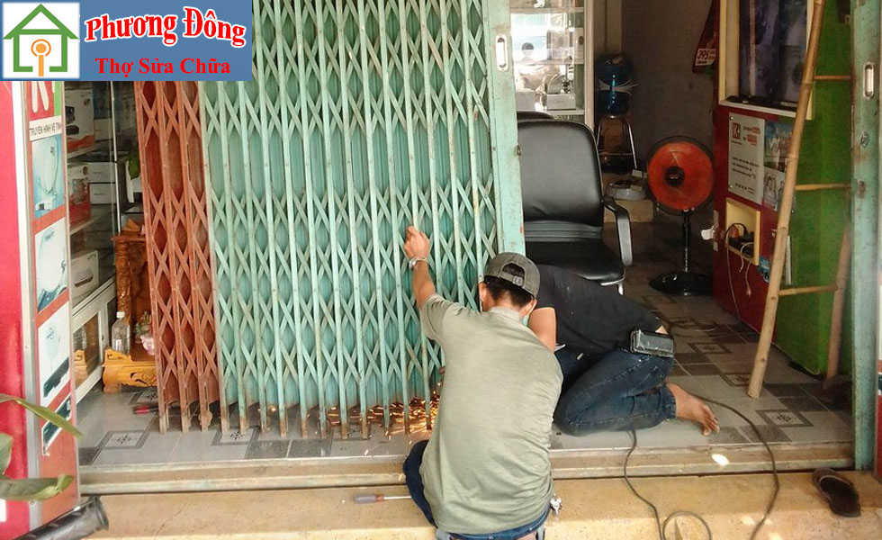 Thợ đang Sơn sửa cửa sắt quận bình tân
