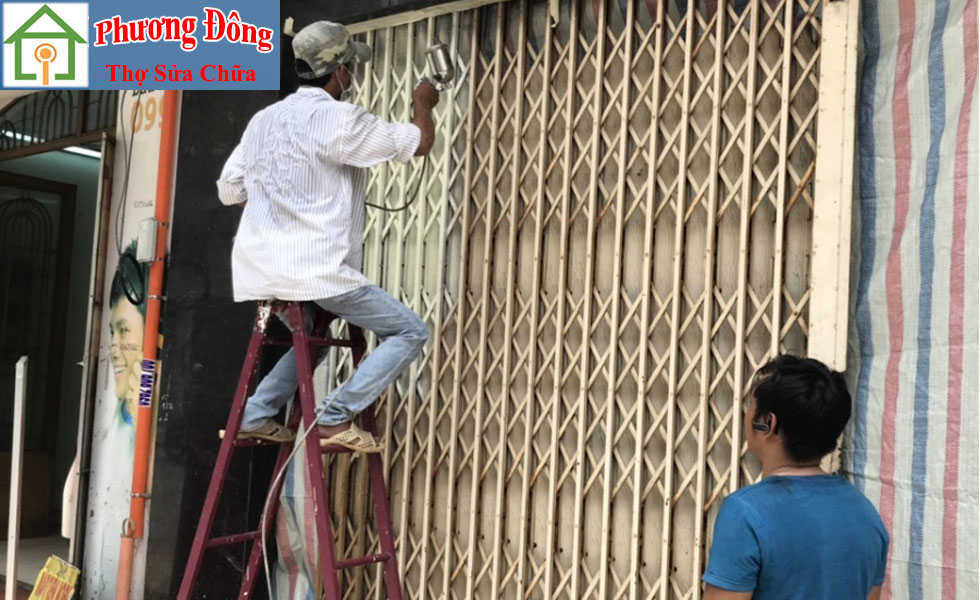 Thợ đang Sơn sửa cửa sắt quận bình thạnh
