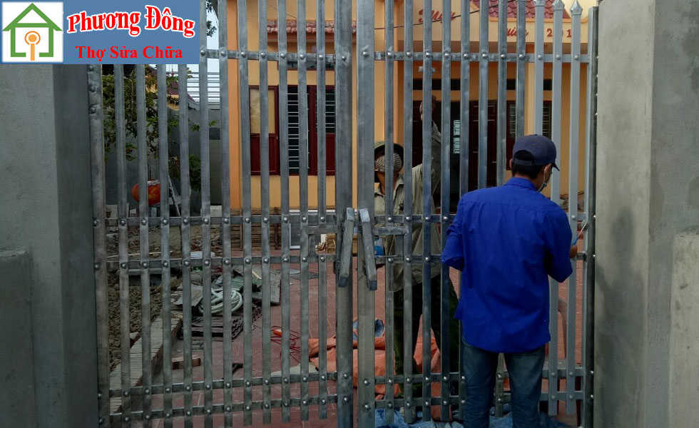 Thợ đang Sơn sửa cửa sắt quận phú nhuận