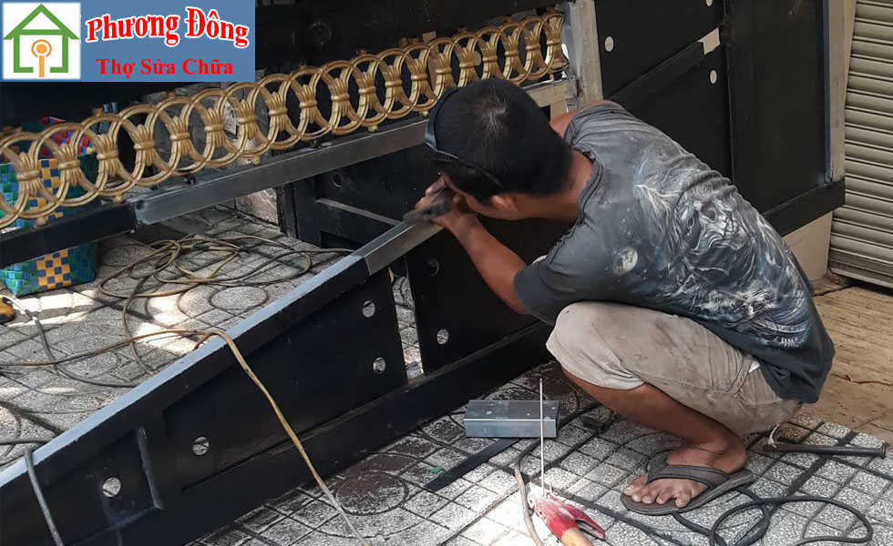 Thợ đang Sơn sửa cửa sắt quận tân bình