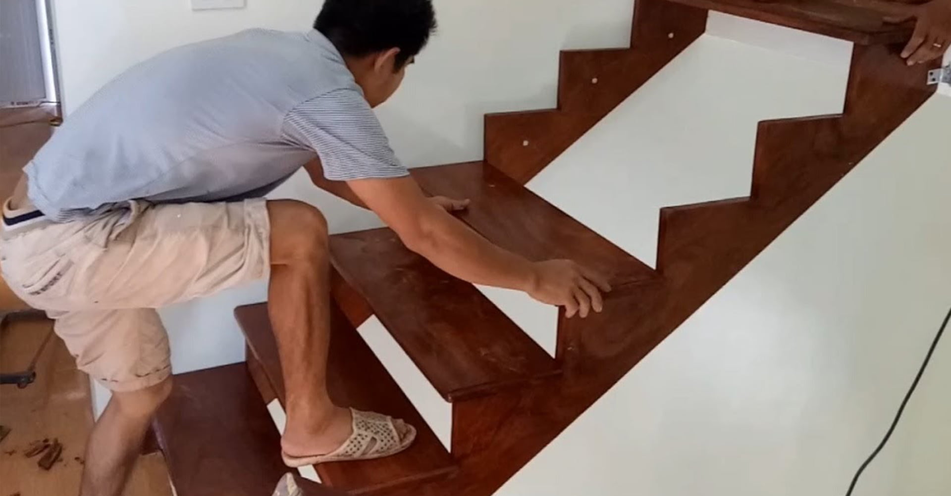 Thợ làm cầu thang gỗ