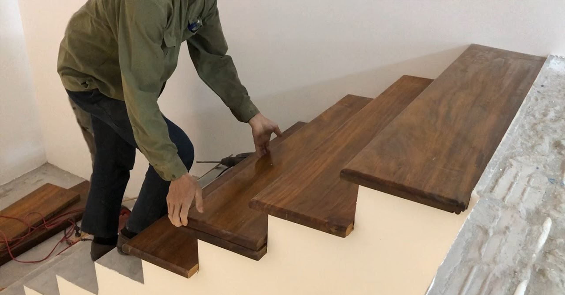 Thợ làm cầu thang gỗ