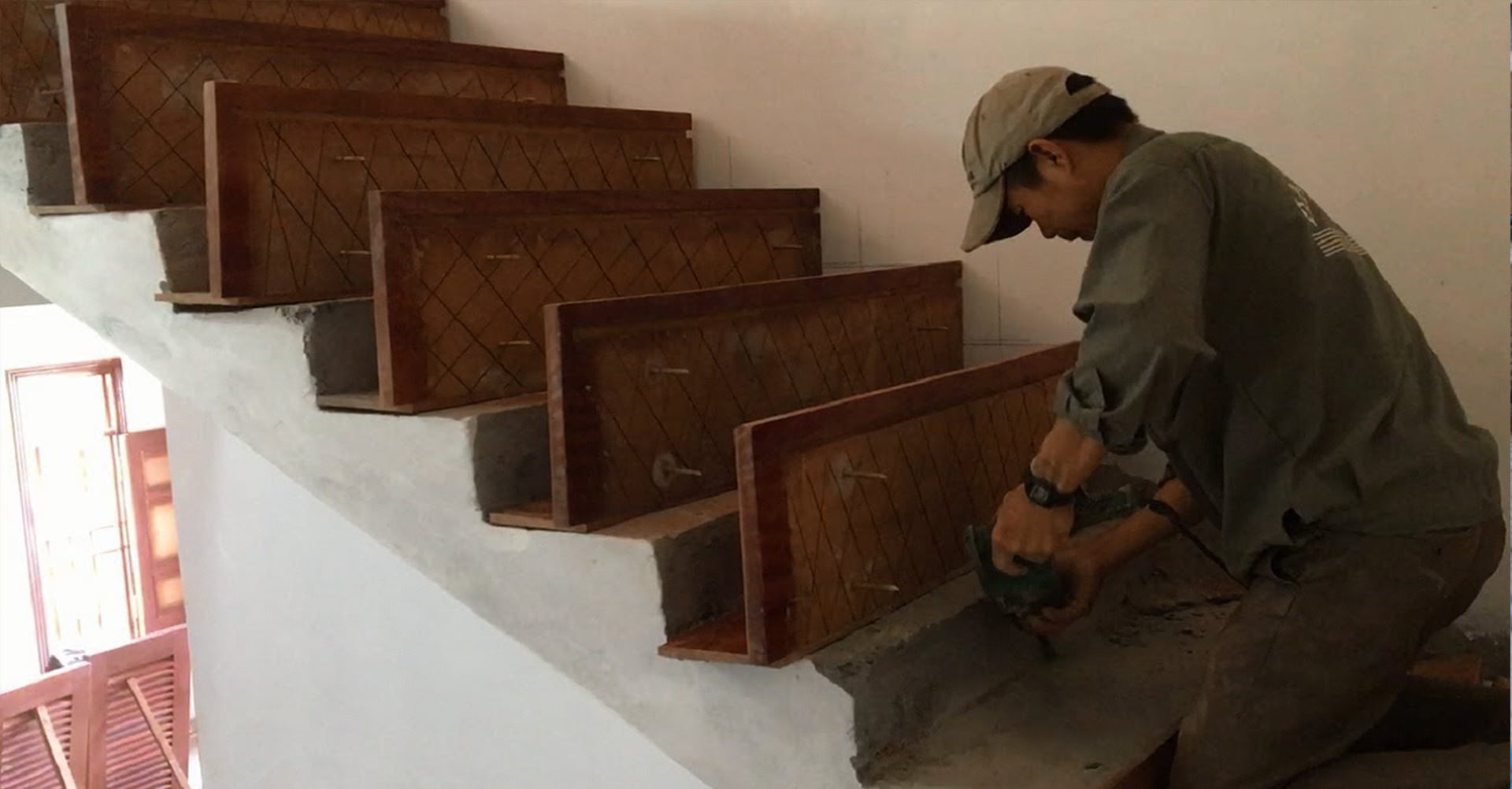 Thợ làm cầu thang gỗ