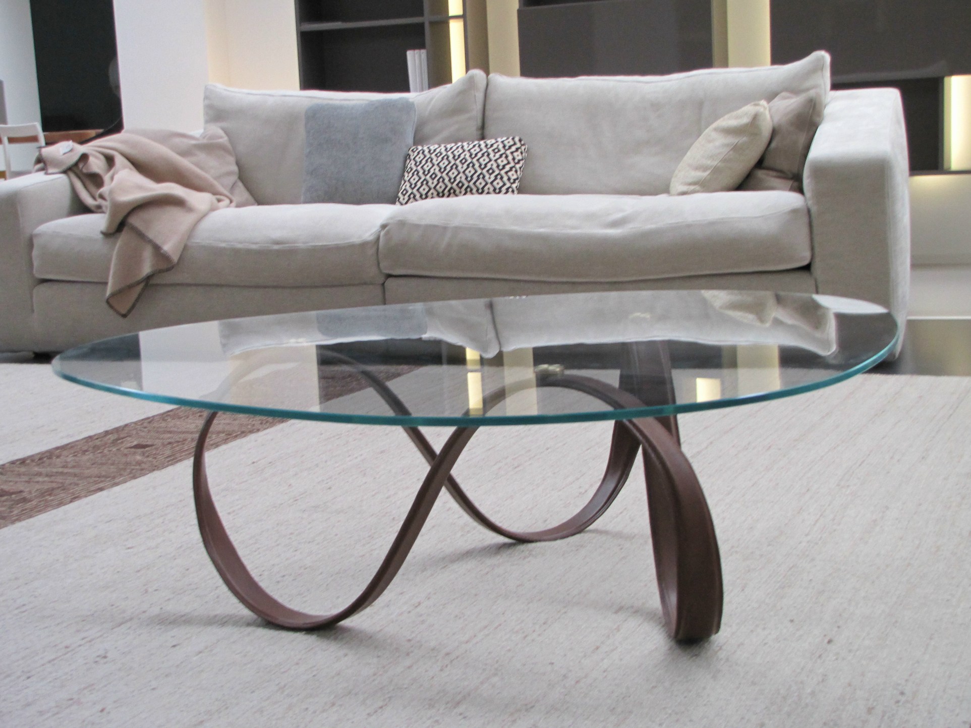 A glass coffee table inspired by the latest contemporary trends