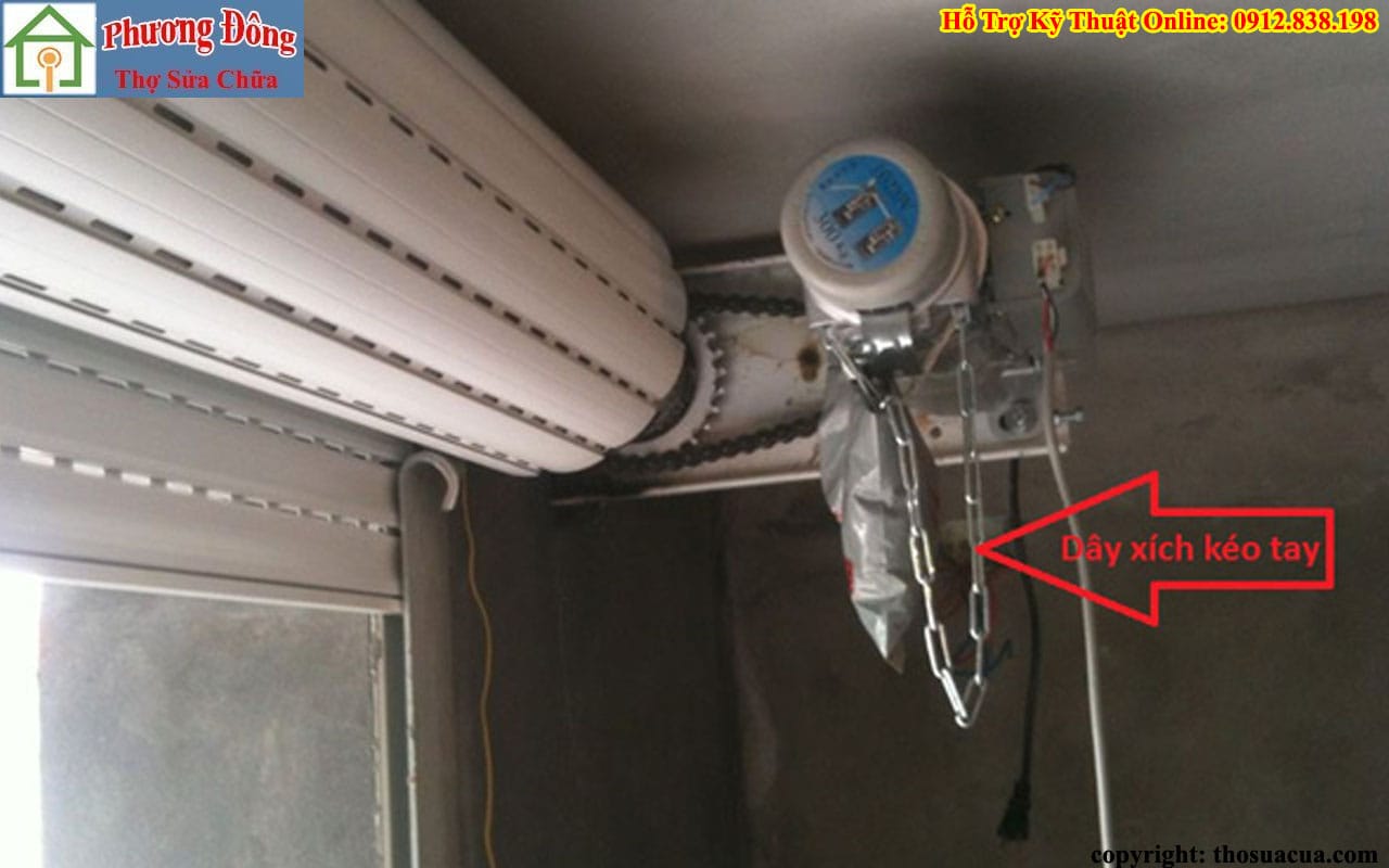 Cách mở khóa cửa cuốn bằng xích kéo