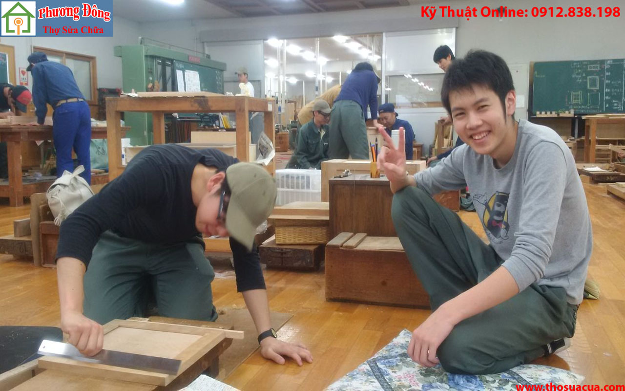 Thợ sửa đồ gỗ tại nhà Mê Linh
