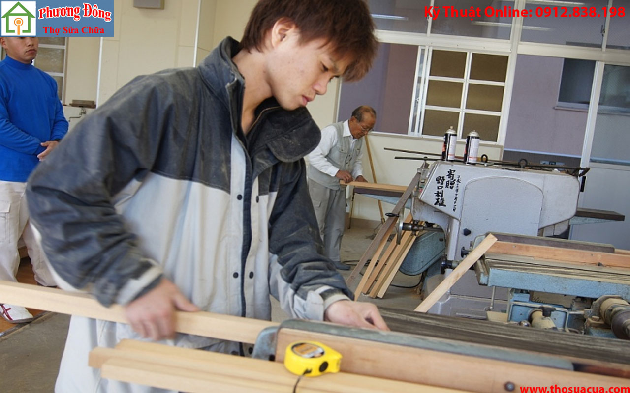 Thợ sửa đồ gỗ tại nhà Phú Xuyên