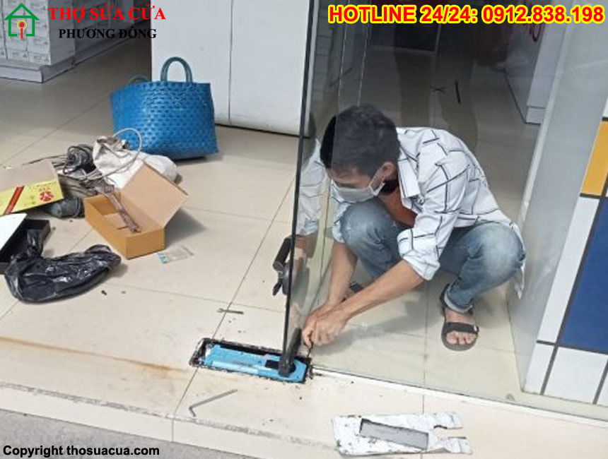 Bản lề cửa kính bị chảy dầu
