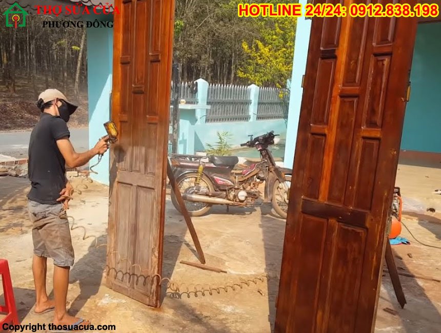 Sơn cửa gỗ cũ