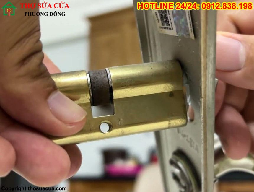 Cách thay ổ khóa cửa gỗ