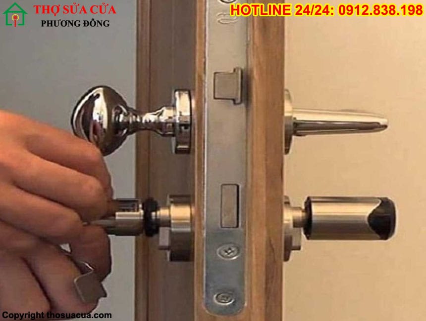 Cách thay ổ khóa cửa gỗ