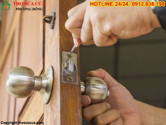 Cách thay ổ khóa cửa gỗ