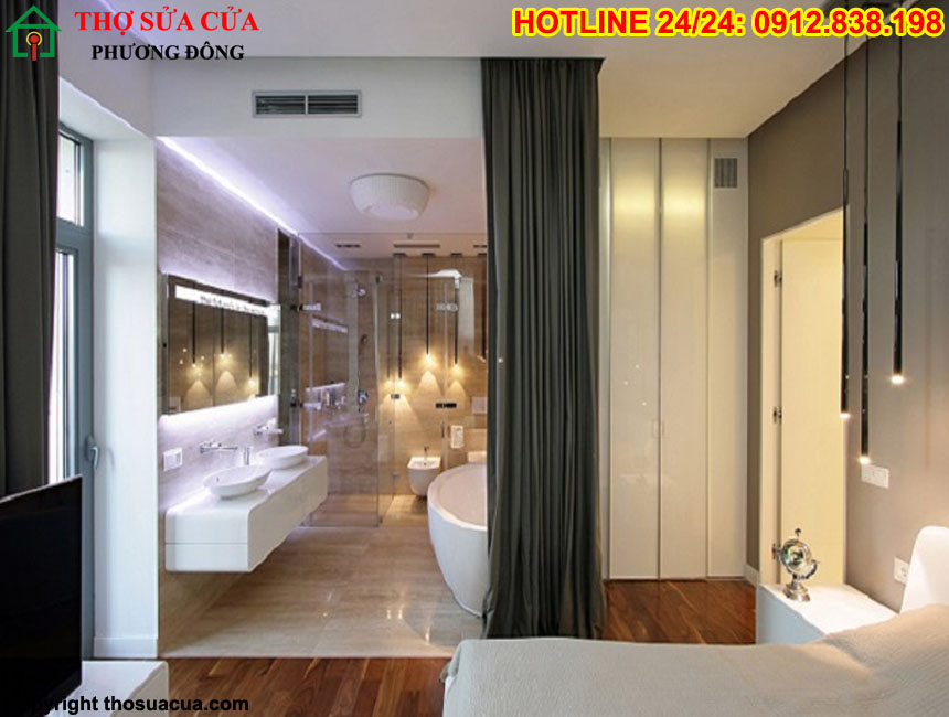 Cửa nhà vệ sinh đối diện phòng ngủ