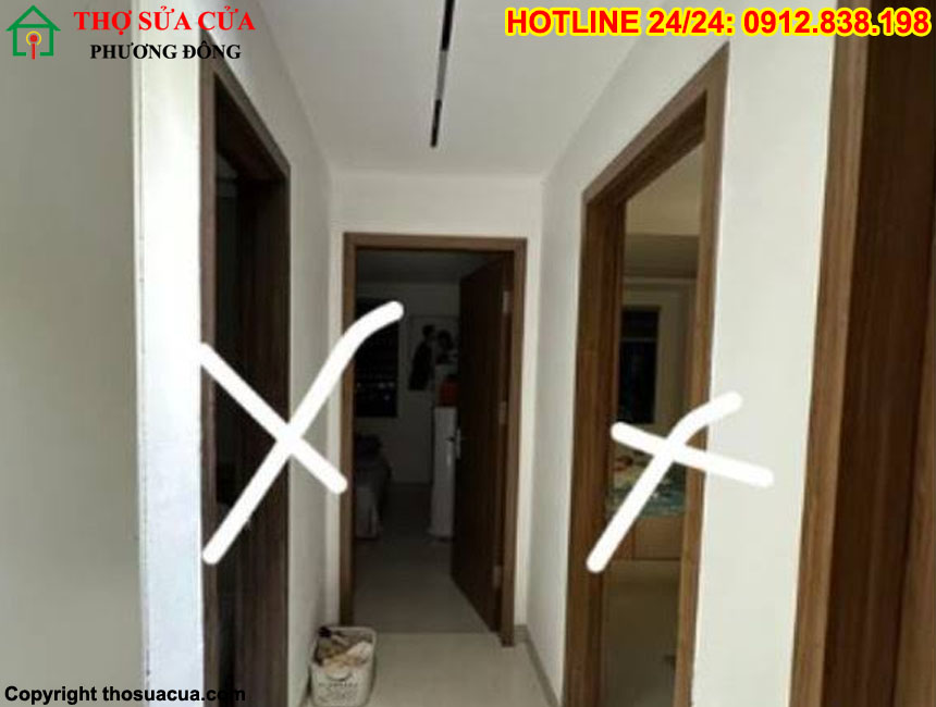 Cửa nhà vệ sinh đối diện phòng ngủ