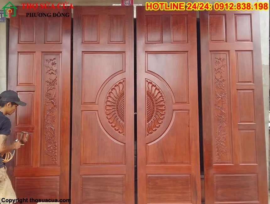 Cửa gỗ căm xe