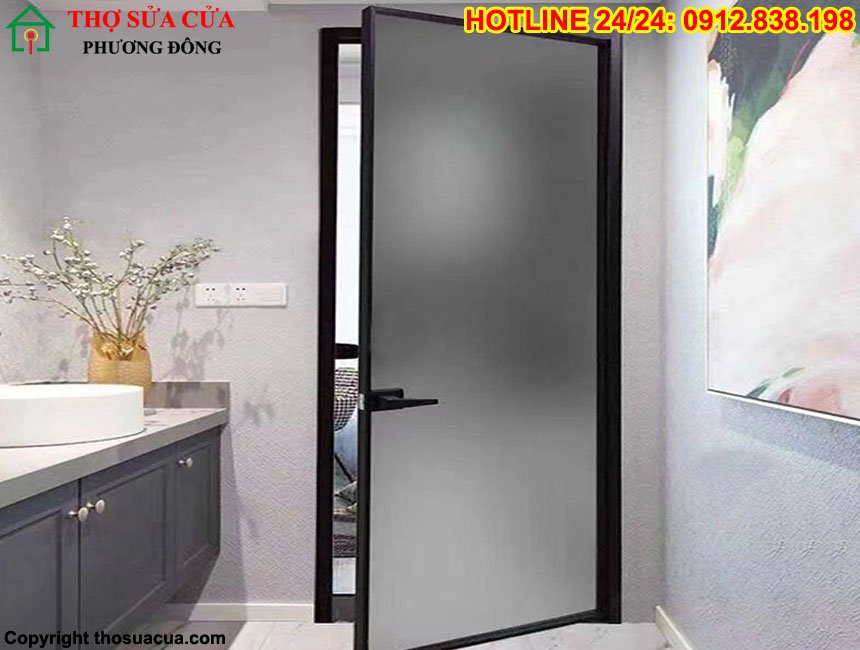 Cửa nhà vệ sinh