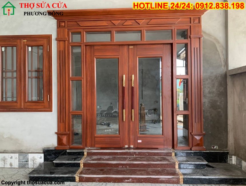 Cửa gỗ 4 cánh mặt tiền
