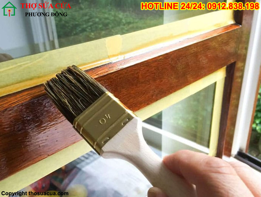 Sơn cửa gỗ bằng tay