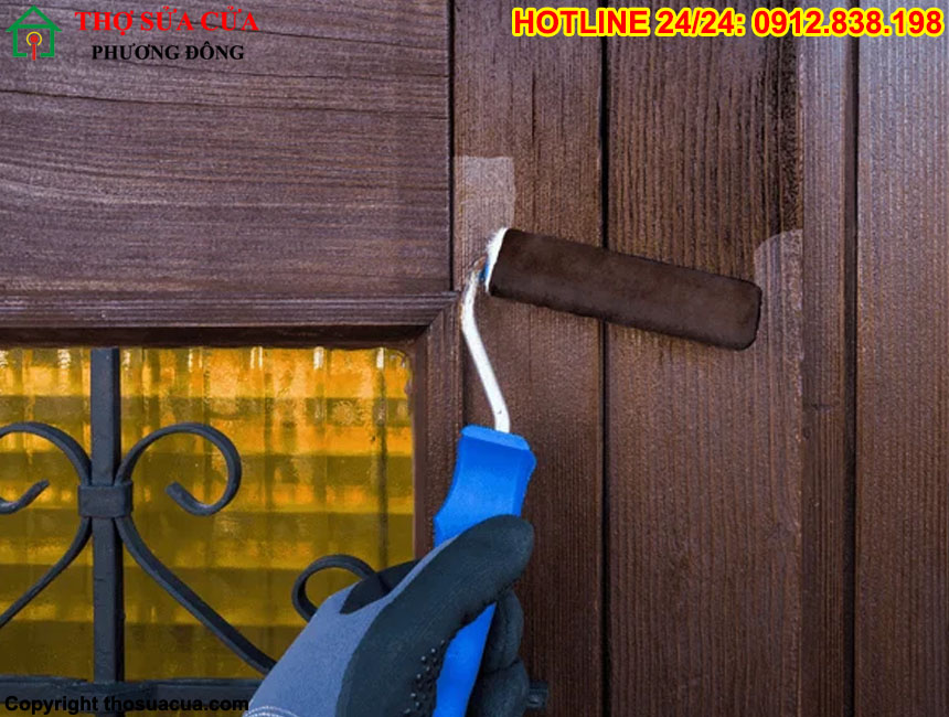 Sơn cửa gỗ bằng tay