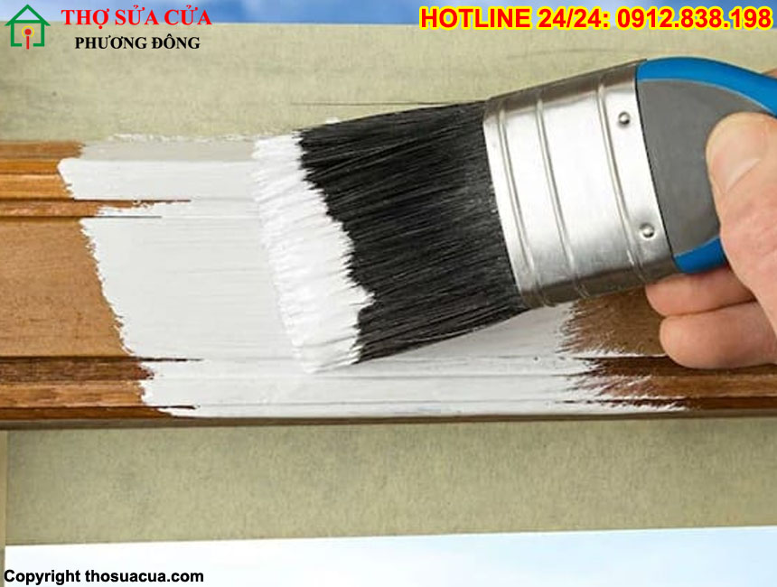 Sơn cửa gỗ bằng tay