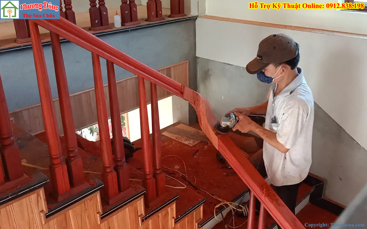Thợ mộc sửa chữa cầu thang gỗ
