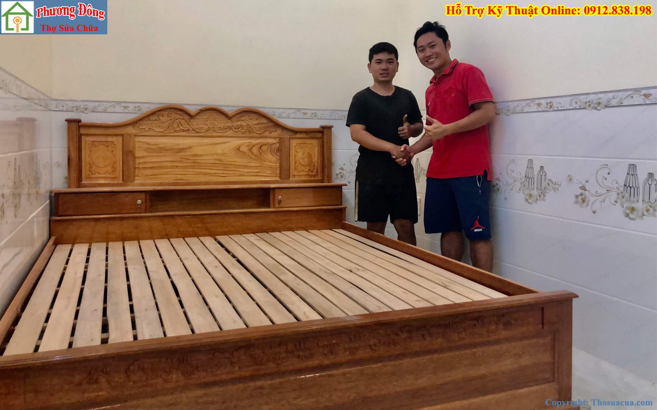 Thợ sửa giường gỗ cho khách hàng