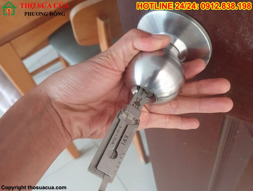 Cách mở khoá tay nắm tròn