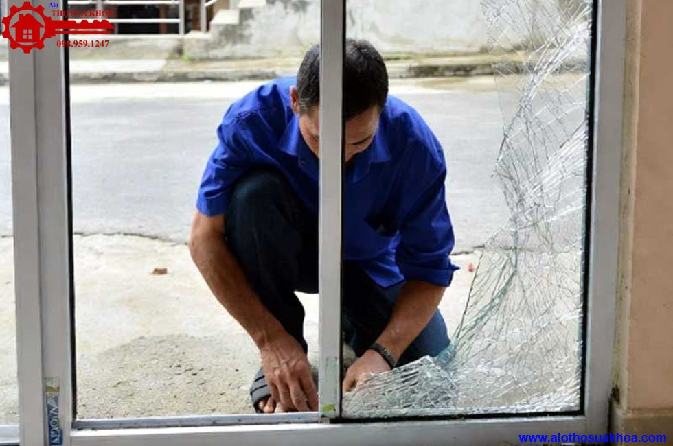 Thay kính cửa bị vỡ