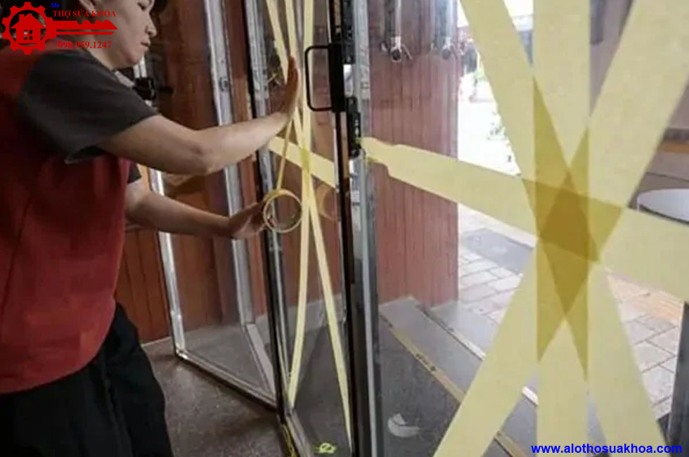 Thay kính cửa bị vỡ