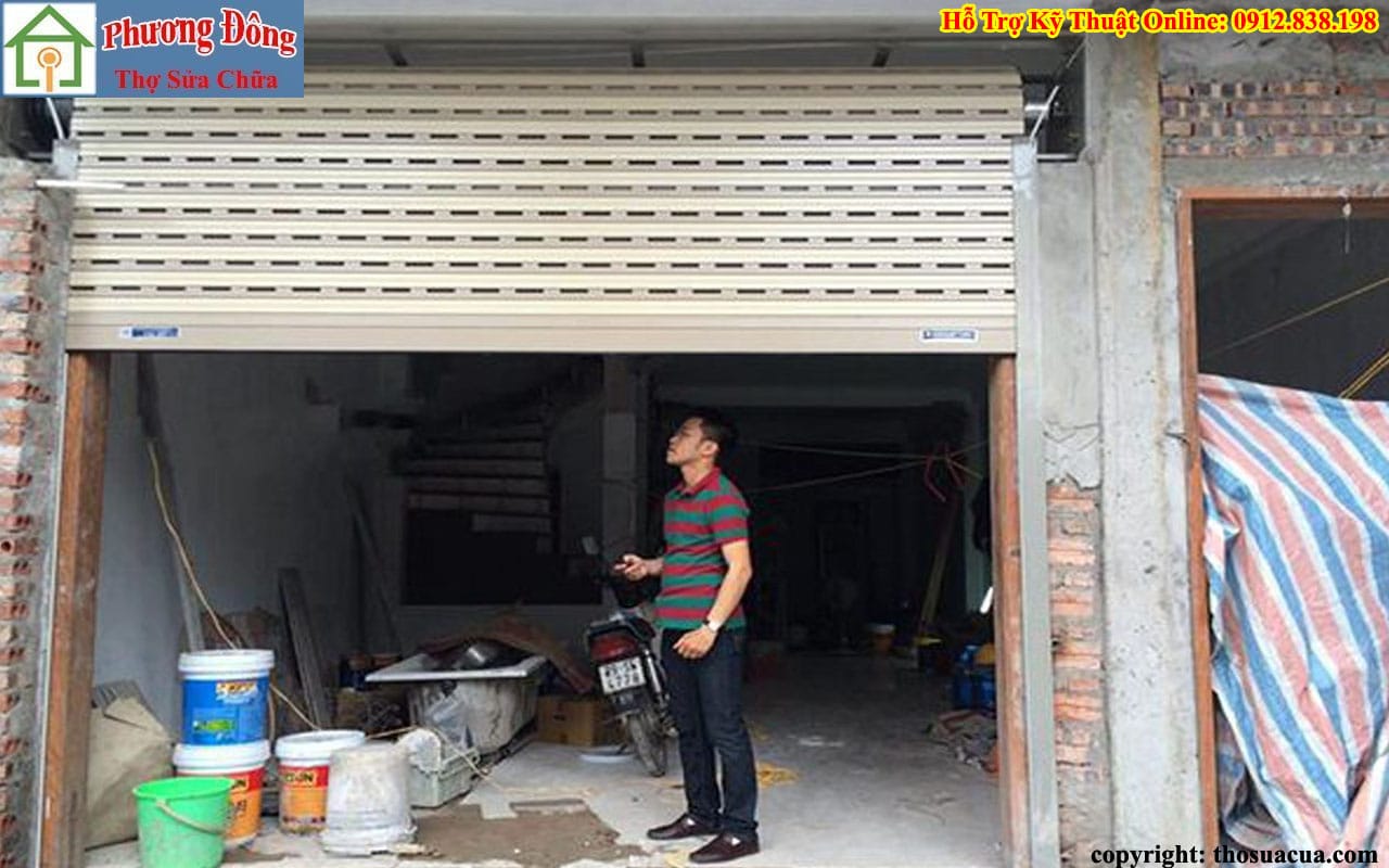 Cách lắp cửa cuốn bên trong