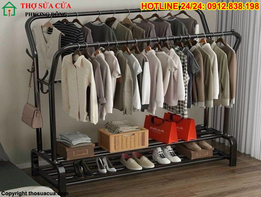 Lắp kệ gỗ treo quần áo