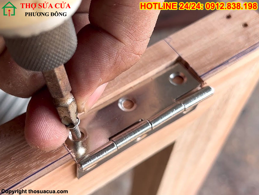 Cách lắp bản lề cửa gỗ