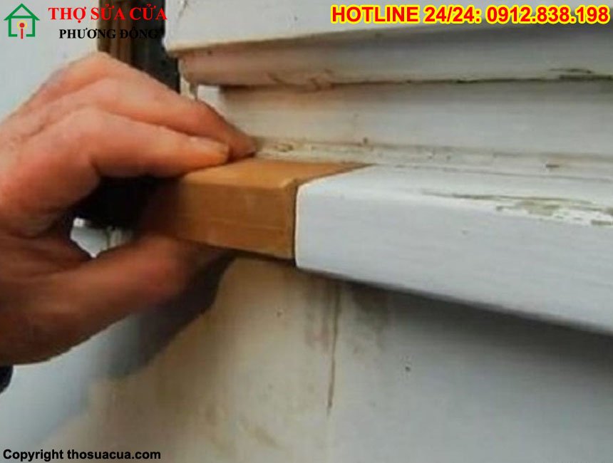 Cửa gỗ bị mối mọt