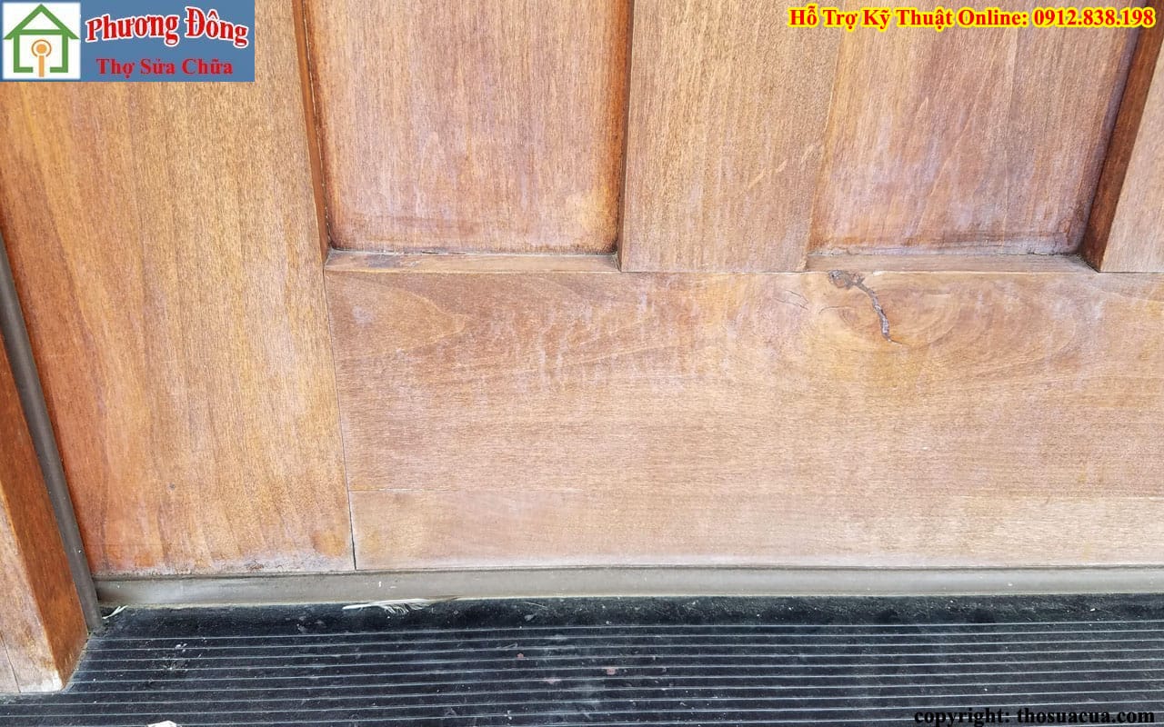 Cửa gỗ bị phai màu
