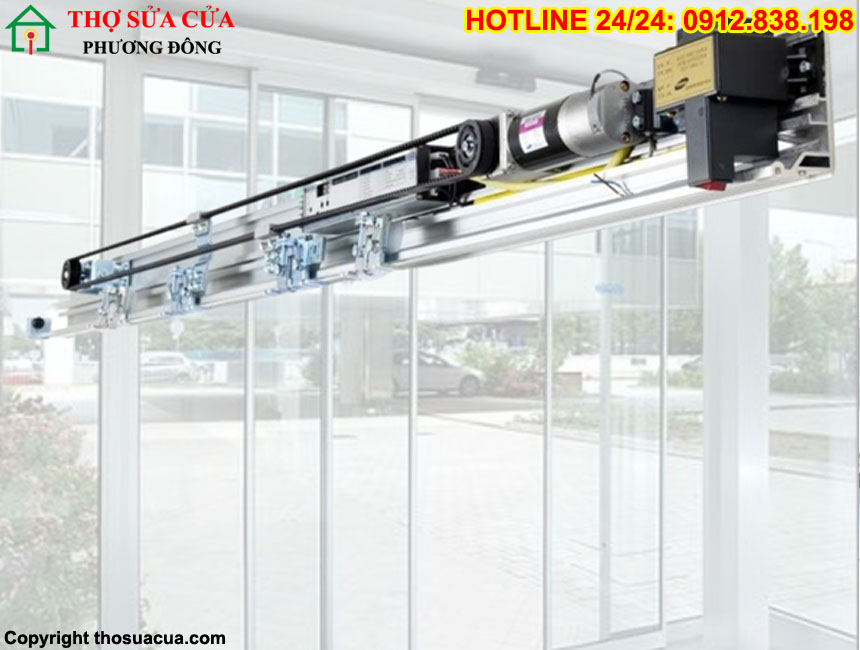 Cửa kính không đóng mở được