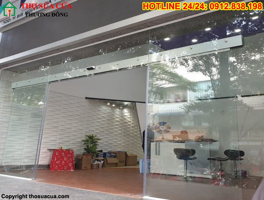 Cửa kính tự động đóng rồi tự mở