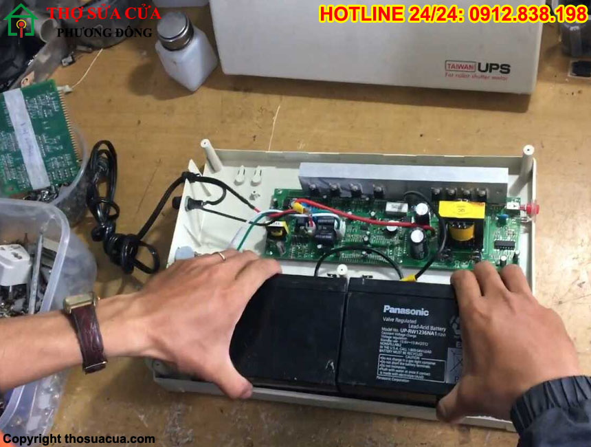 Giá bình ắc quy lưu điện cửa cuốn