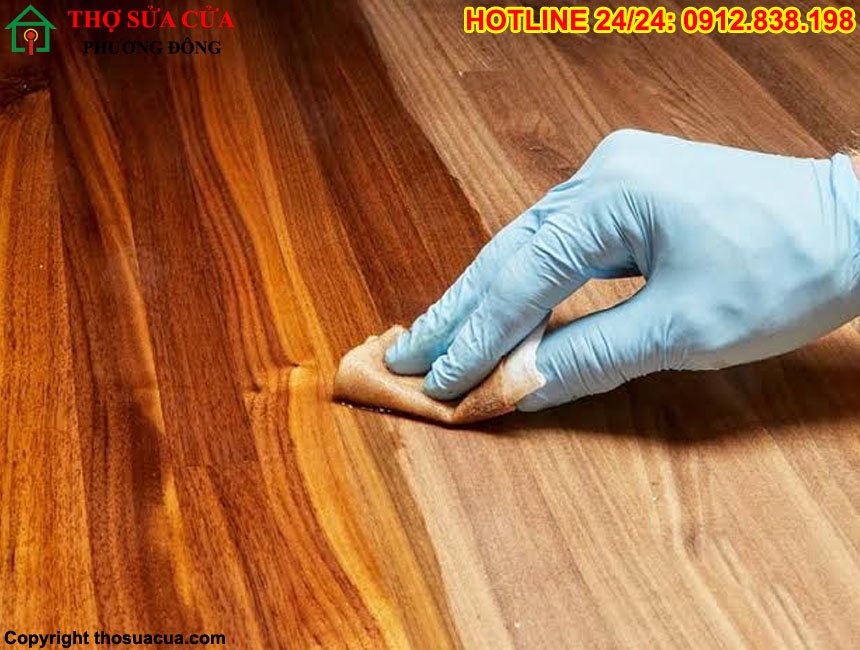 Sơn cửa gỗ bị bong tróc