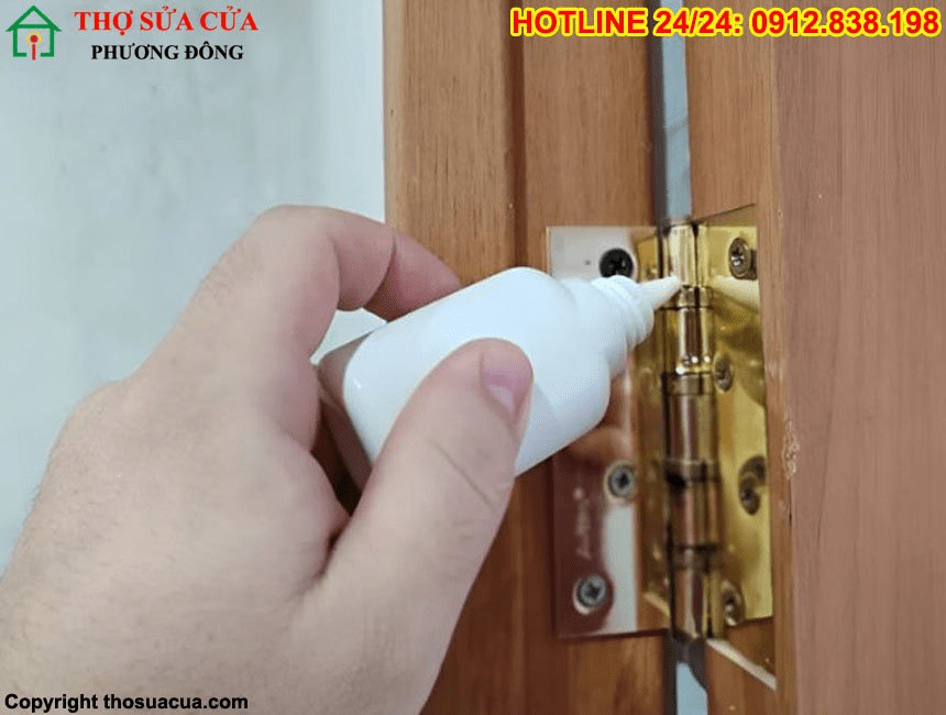 Bản lề cửa gỗ bị hỏng
