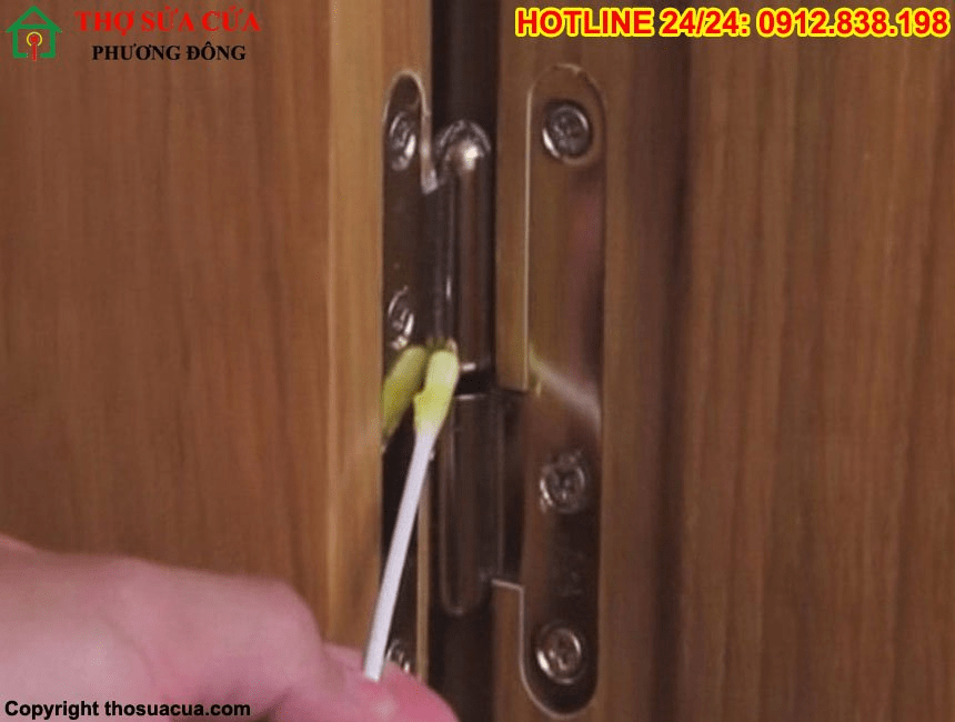 Cửa gỗ khó đóng mở