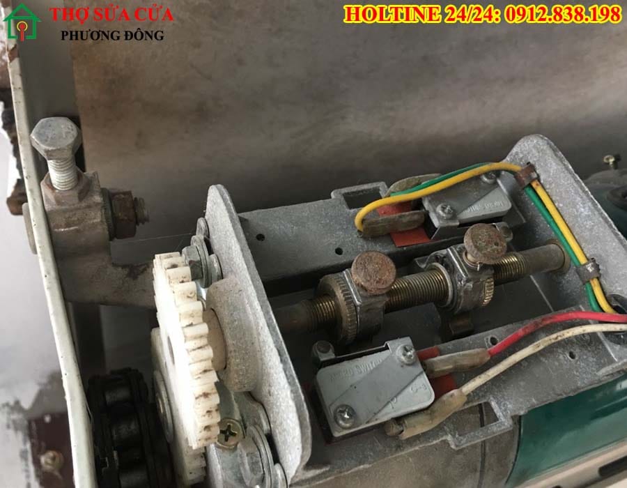 thợ sửa động cơ cửa cuốn